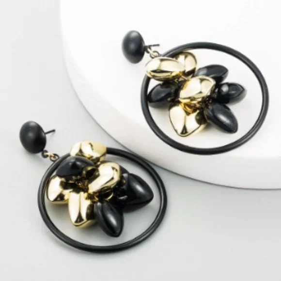 Tassel circular black hoop earrings - Picture 5 of 8